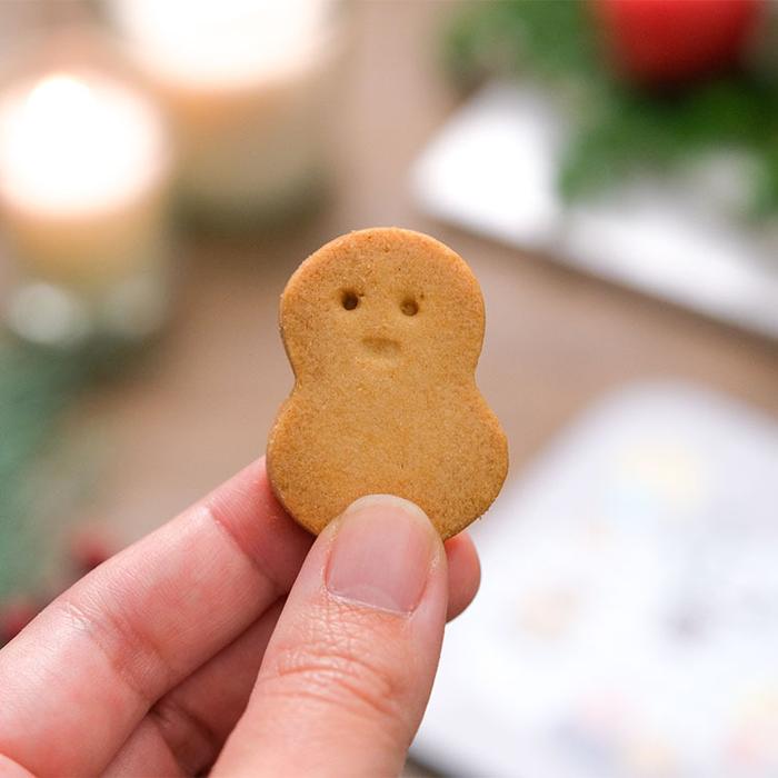 キャンドル灯る冬の雪あかりクッキー缶 | snaq.me store (スナックミー