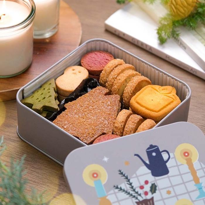 キャンドル灯る冬の雪あかりクッキー缶 | snaq.me store (スナックミー