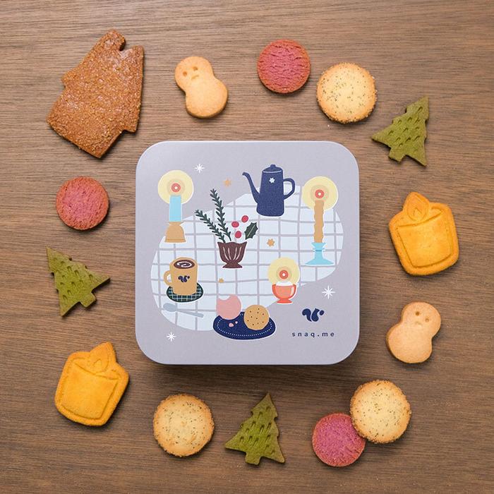キャンドル灯る冬の雪あかりクッキー缶 | snaq.me store (スナックミー