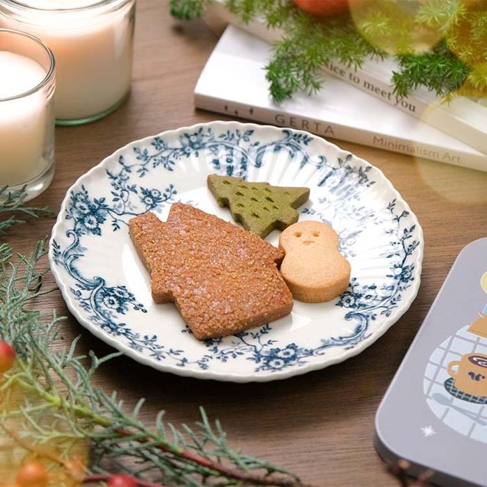 キャンドル灯る冬の雪あかりクッキー缶 | snaq.me store (スナックミー