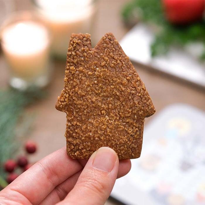 キャンドル灯る冬の雪あかりクッキー缶 | snaq.me store (スナックミー