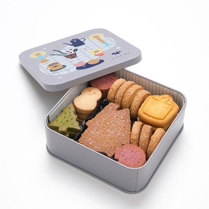 キャンドル灯る冬の雪あかりクッキー缶 | snaq.me store (スナックミー