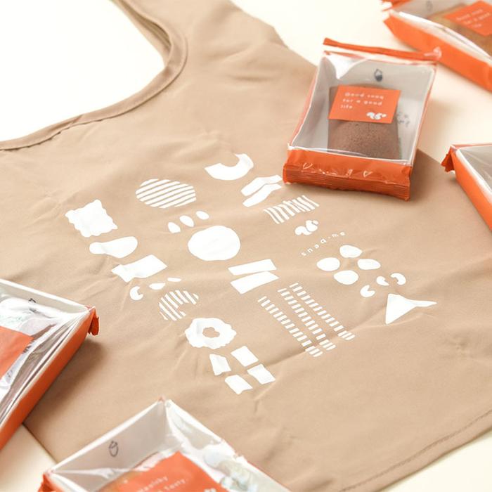 オレンジ色の小さなスナック パープル・シャドウズ - 小さなスナック