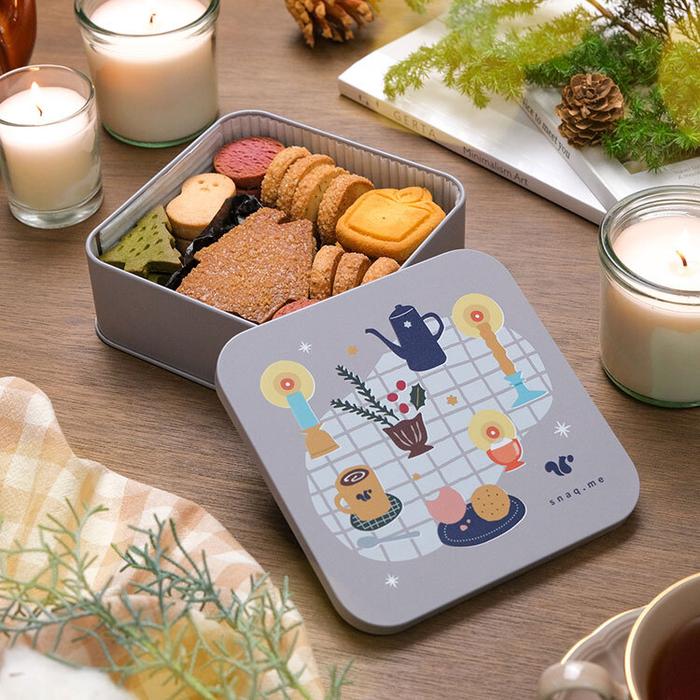 キャンドル灯る冬の雪あかりクッキー缶 | snaq.me store (スナックミー